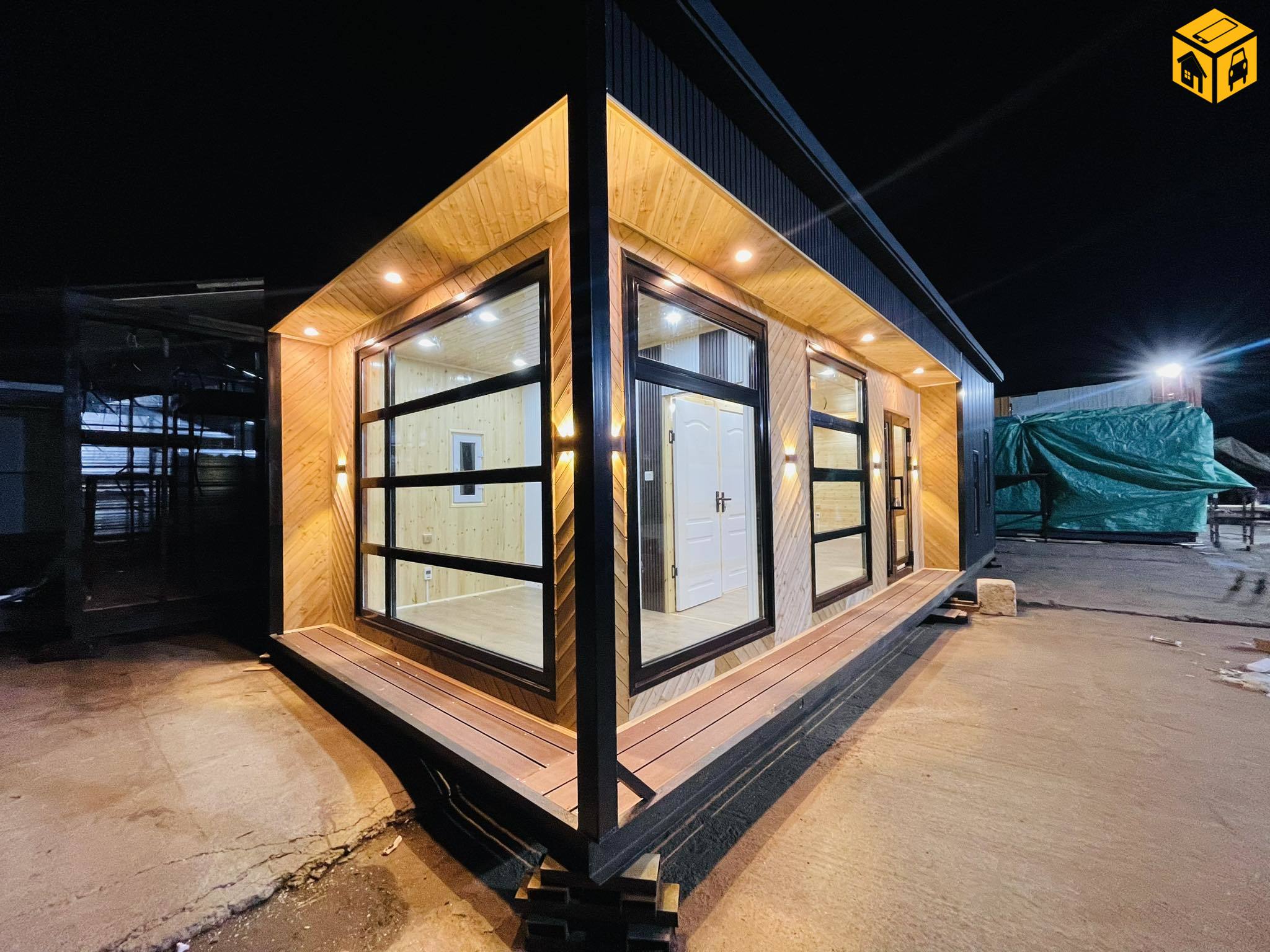 Зөөврийн сууц тохижуулсан контейнер