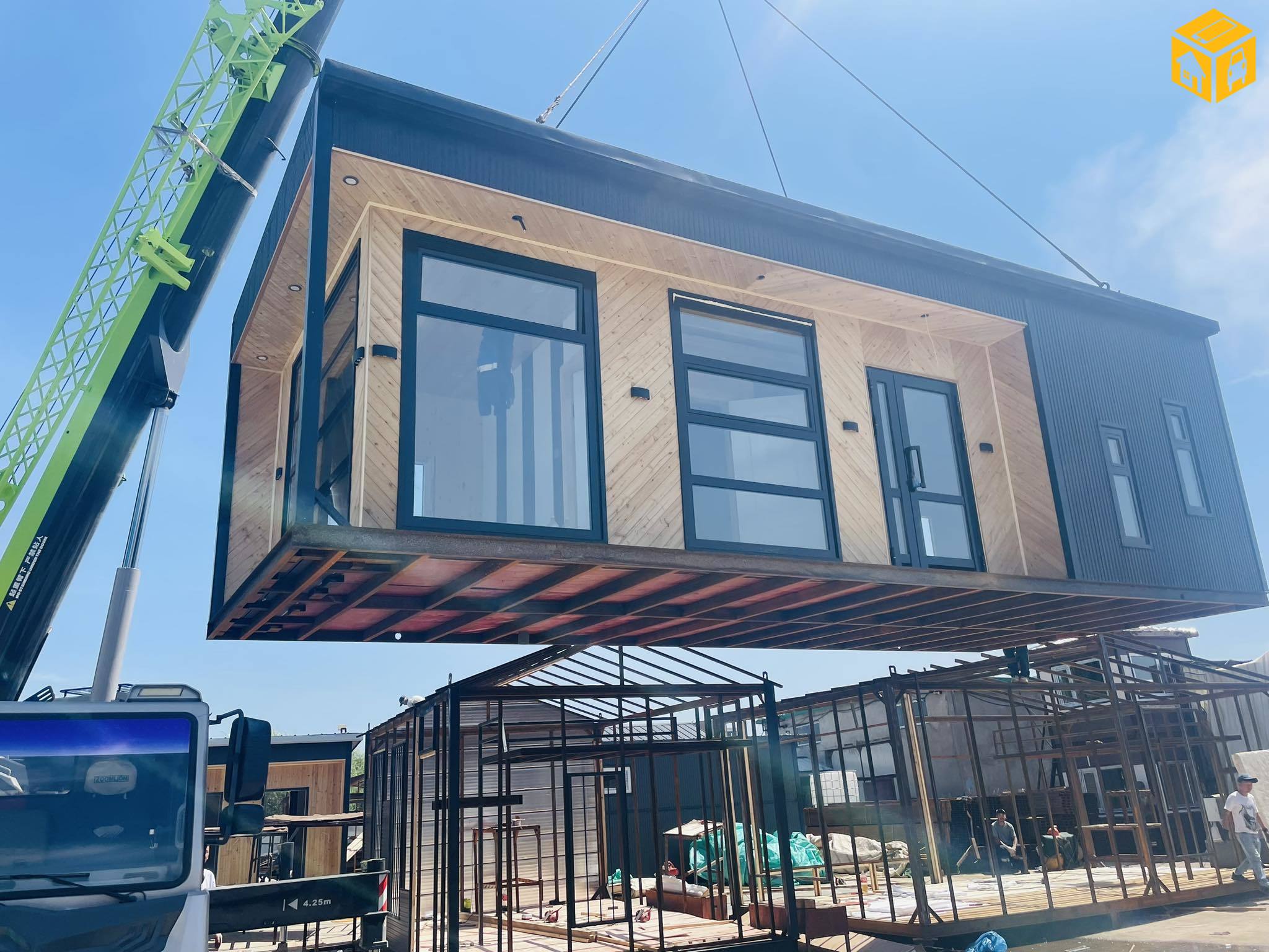 Зөөврийн сууц тохижуулсан контейнер