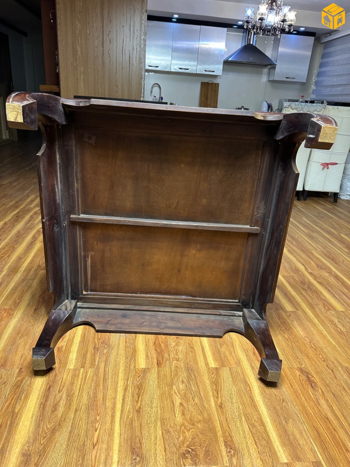 Ширээ зарна