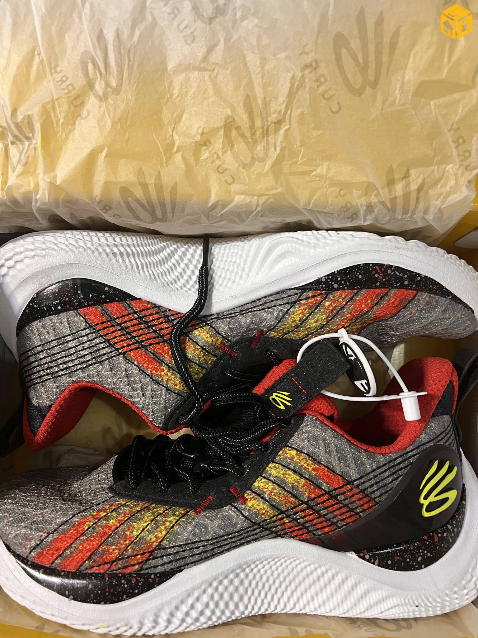 Curry 10 сагсны пүүз зарна.