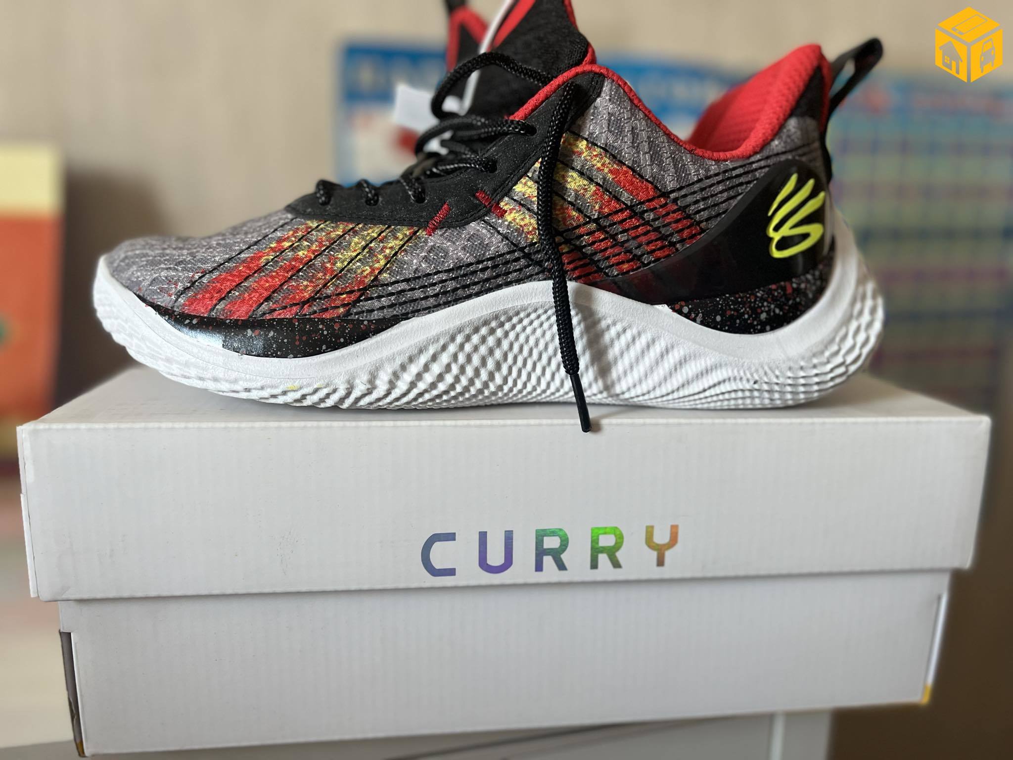 Curry 10 сагсны пүүз зарна.