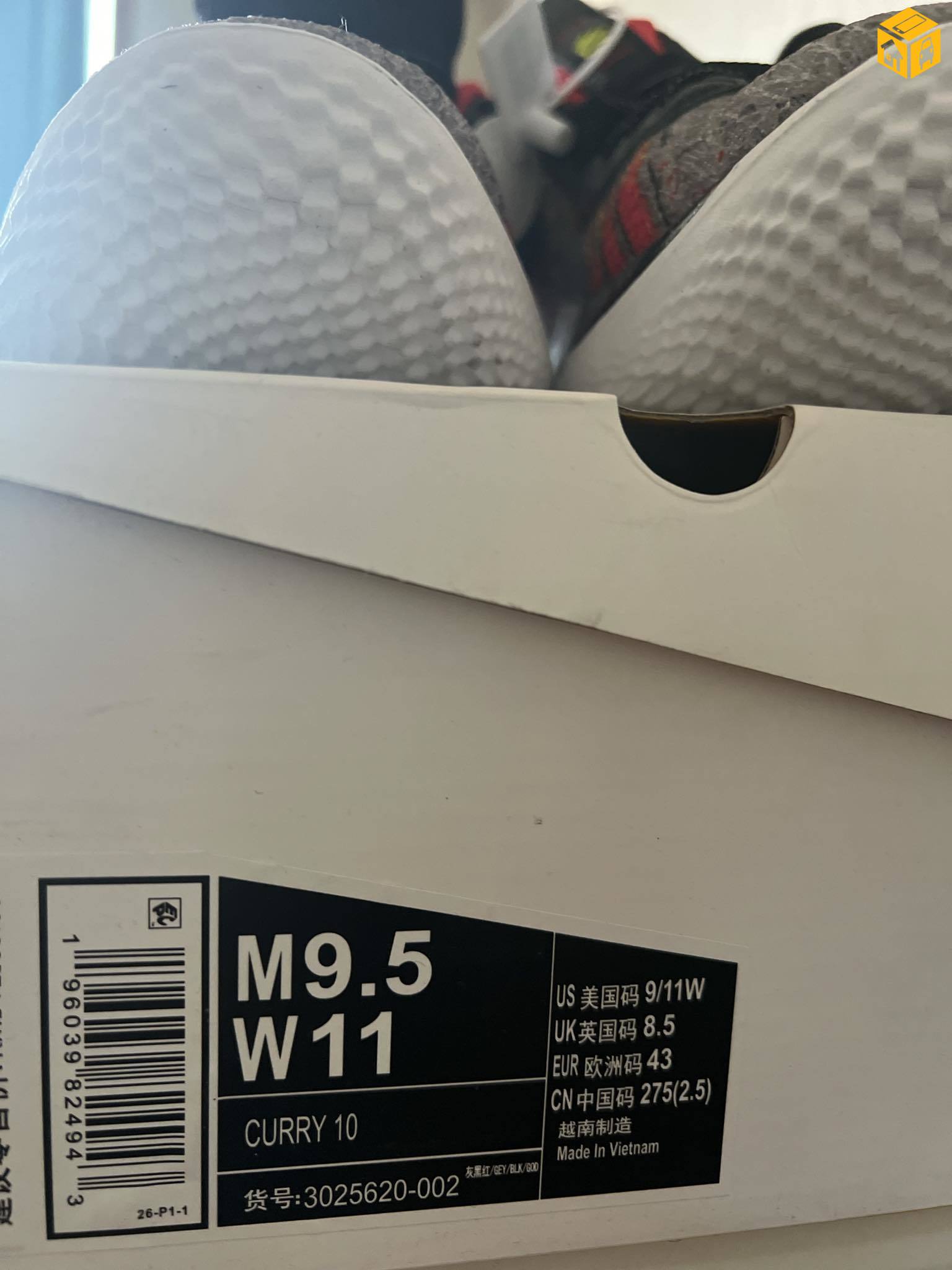 Curry 10 сагсны пүүз зарна.