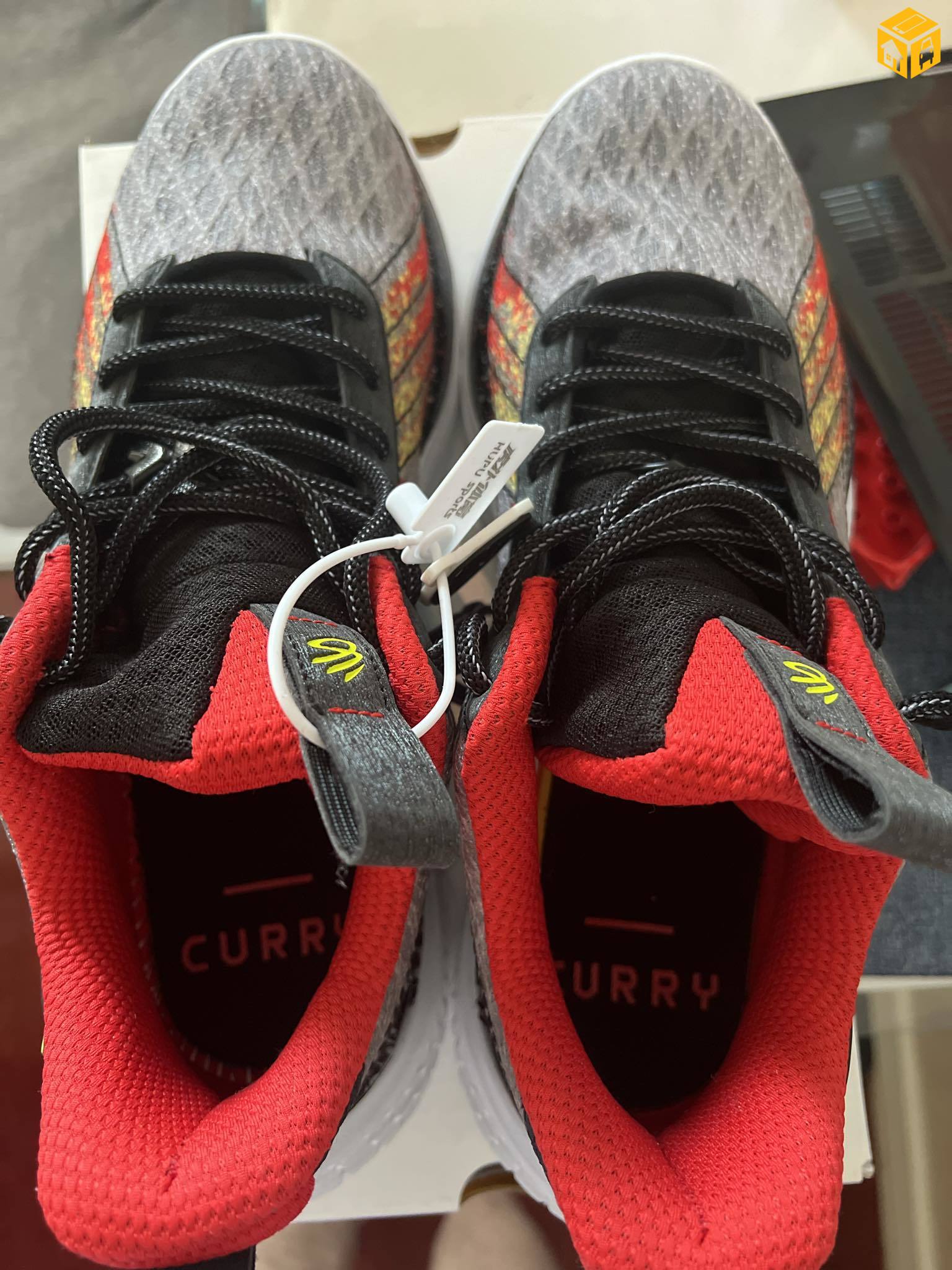 Curry 10 сагсны пүүз зарна.