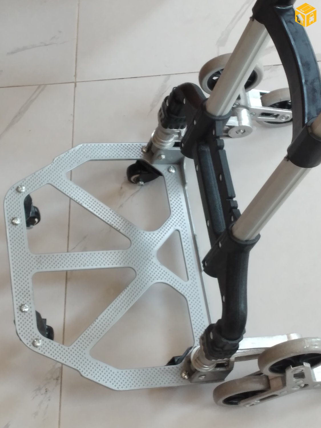 Шатаар ачаа зөөдөг тэрэг