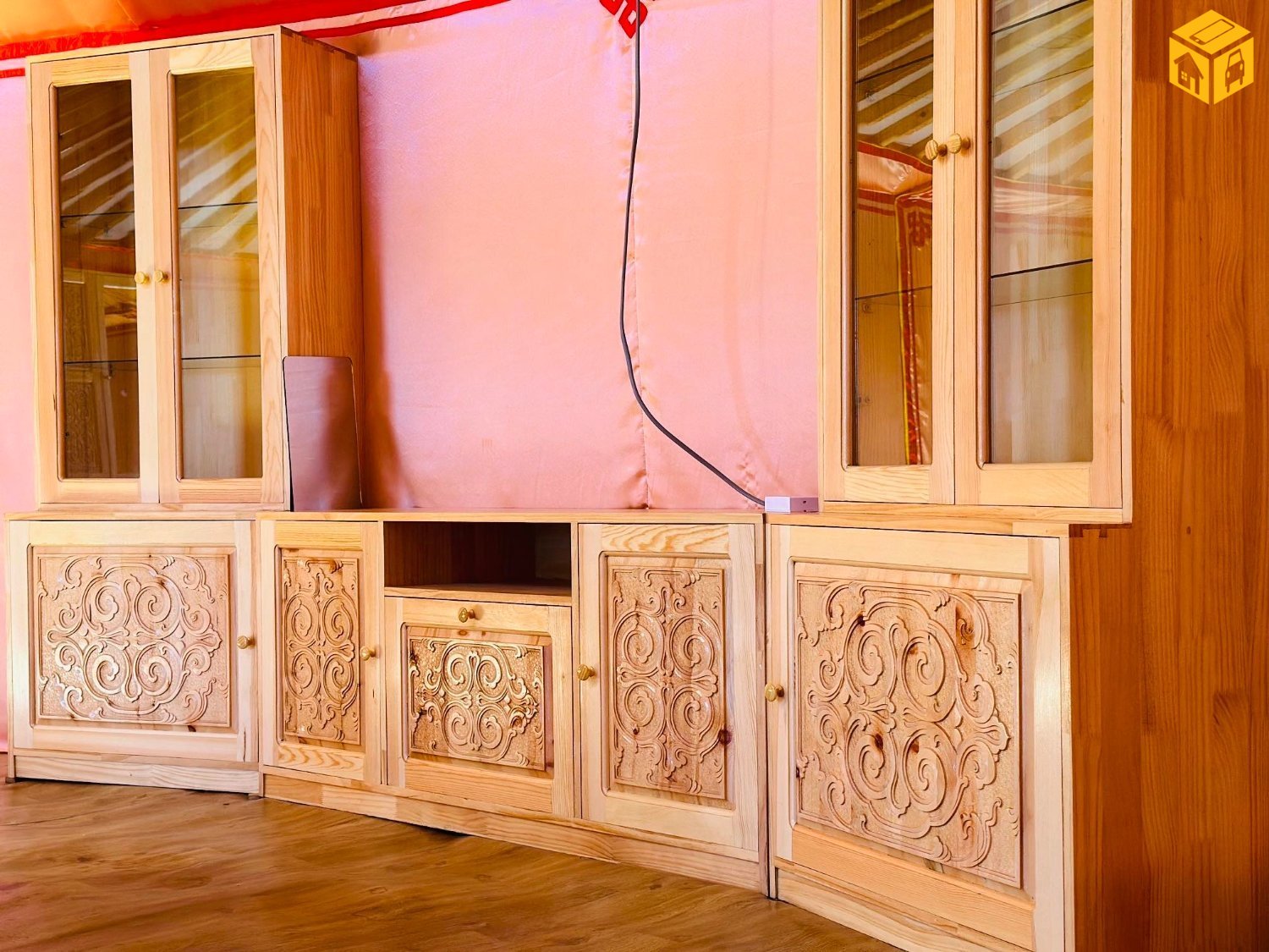 Сийлбэртэй 8 ханатай бүтэн тавилгатай гэр зарна