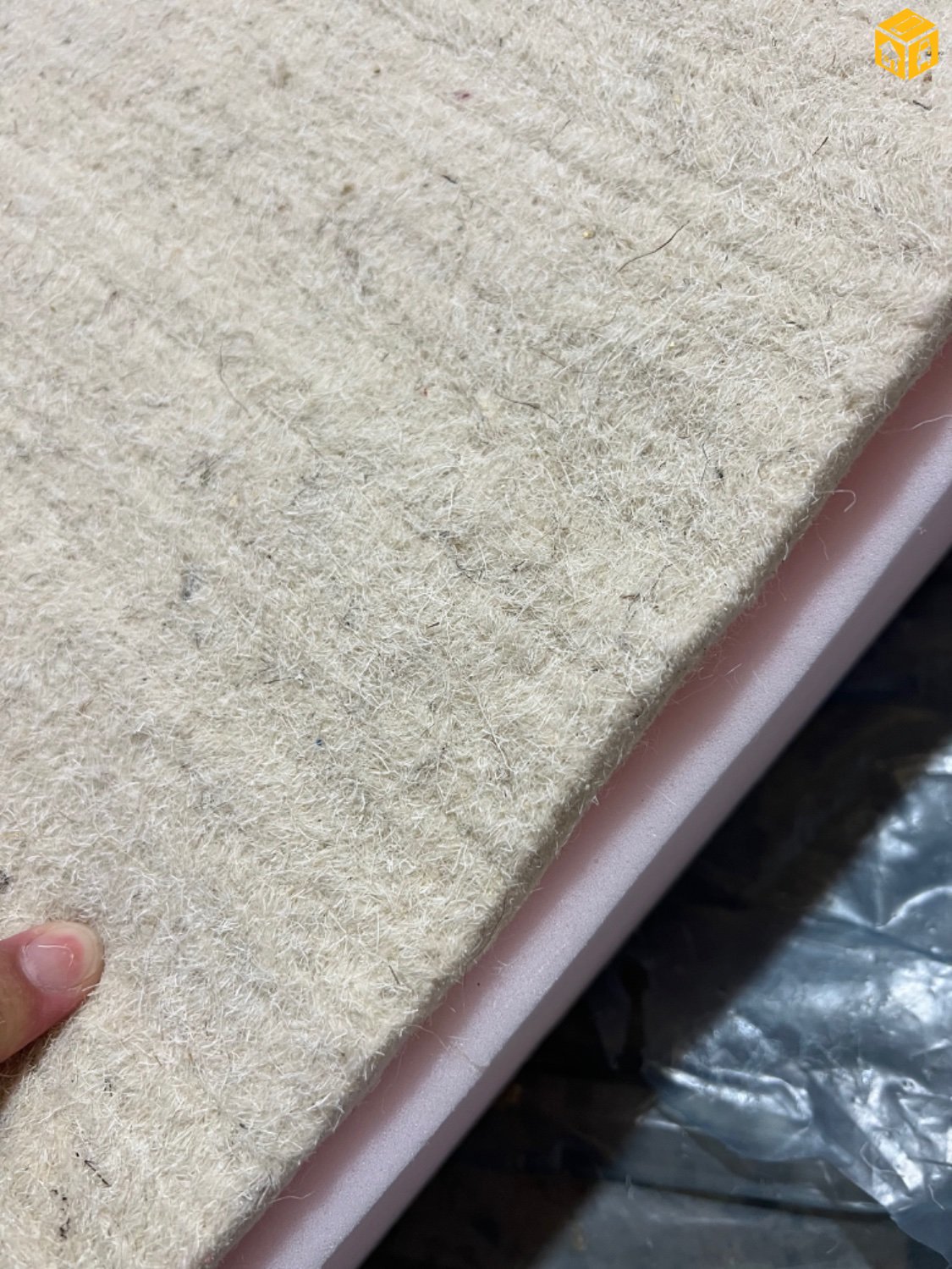 Монгрл цагаан эсгий гудас худалдаа