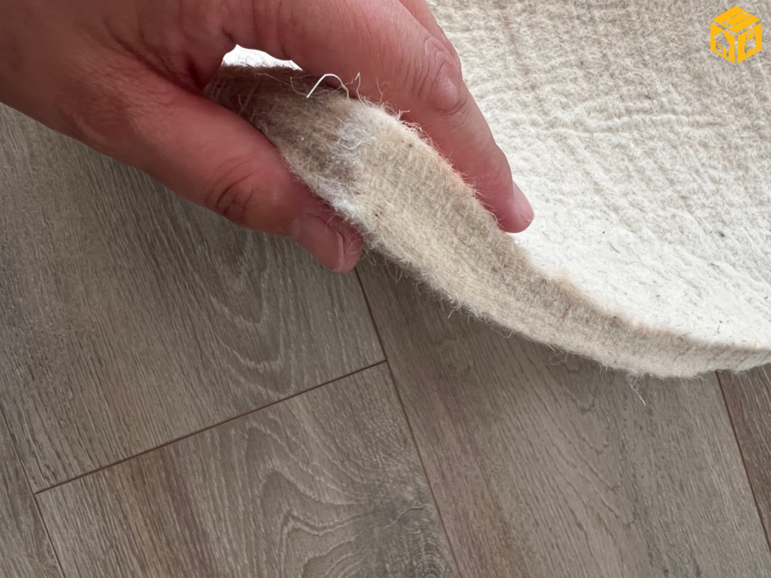 Монгрл цагаан эсгий гудас худалдаа