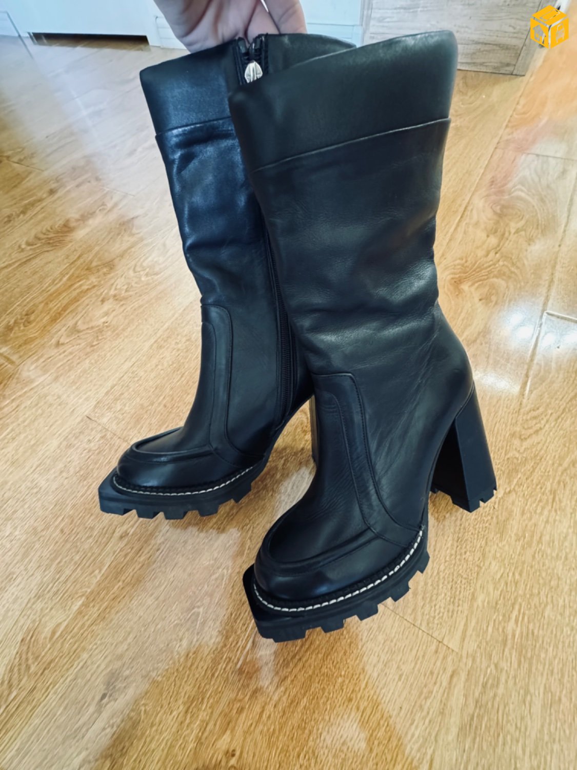 Загварлаг арьсан гутал