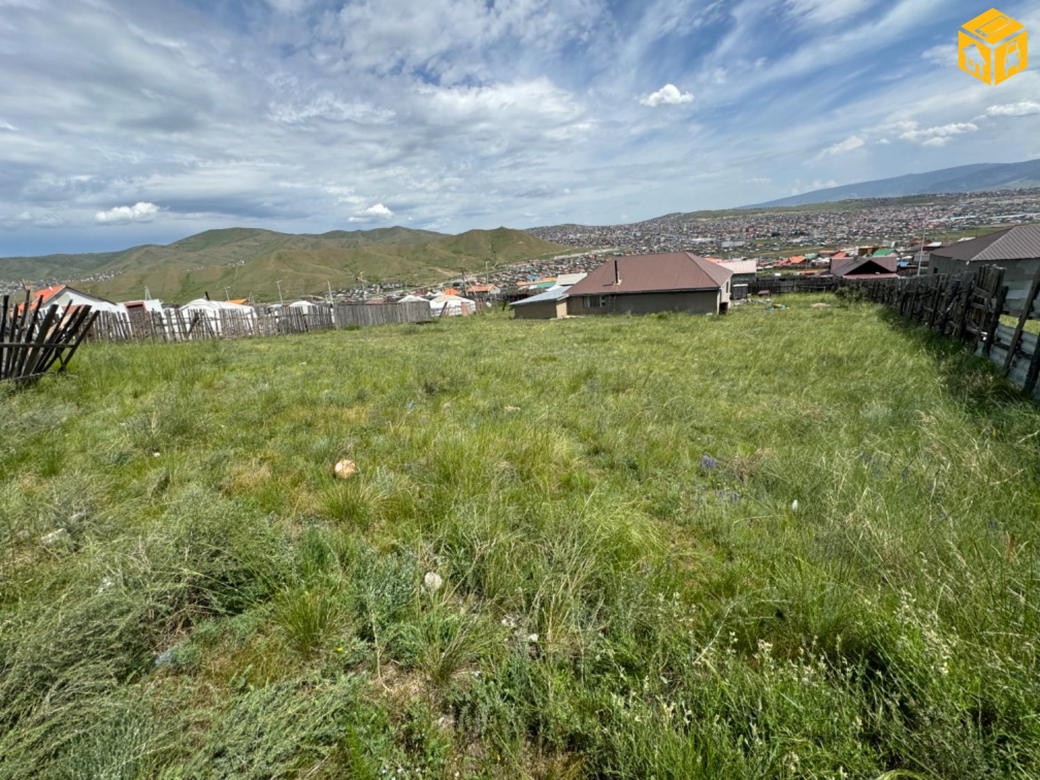 Үл хөдлөх зарна Хашаа байшин