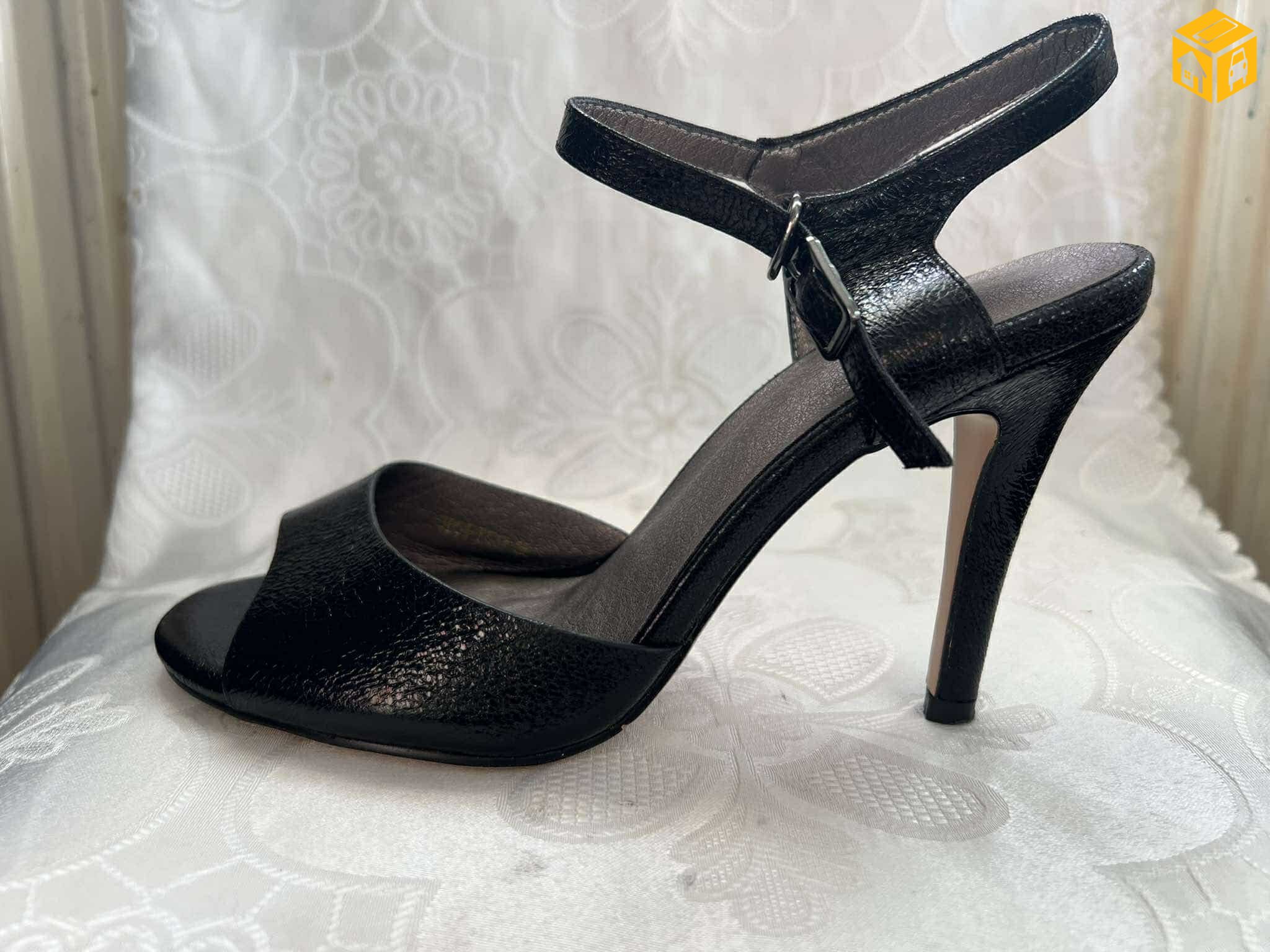 өсгийтэй гутал