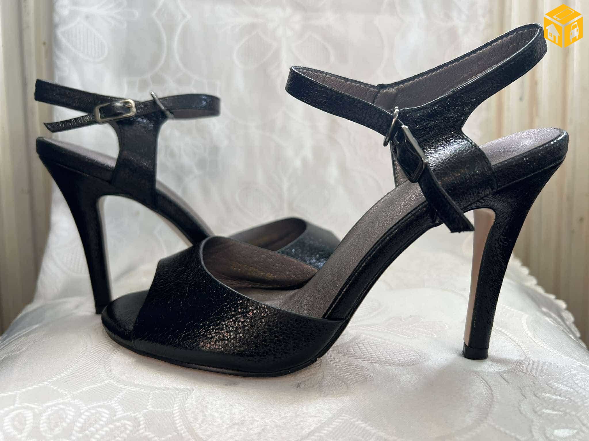 өсгийтэй гутал