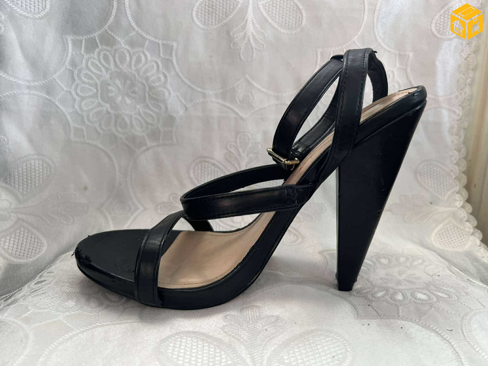 өсгийтэй гутал