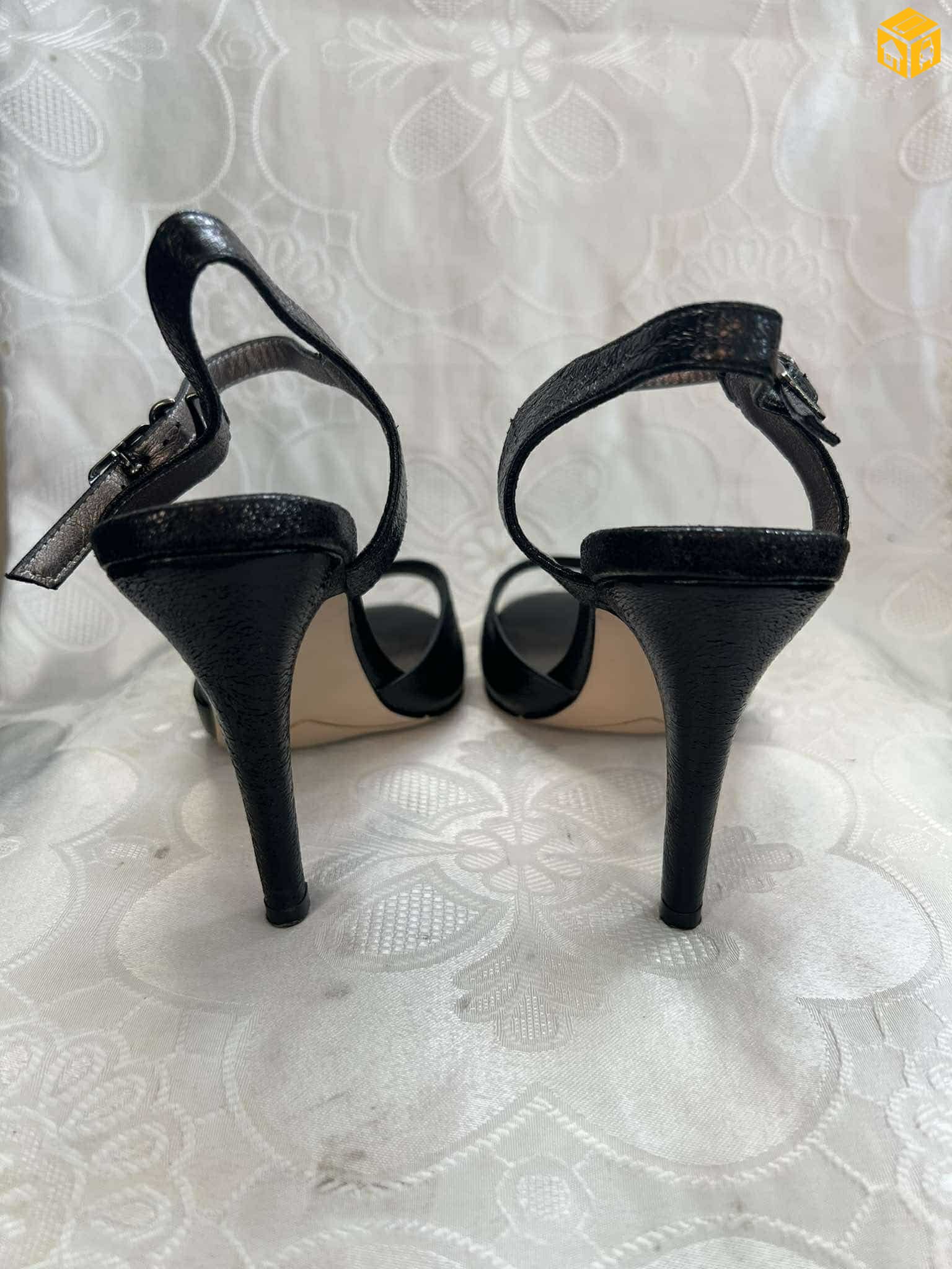 өсгийтэй гутал