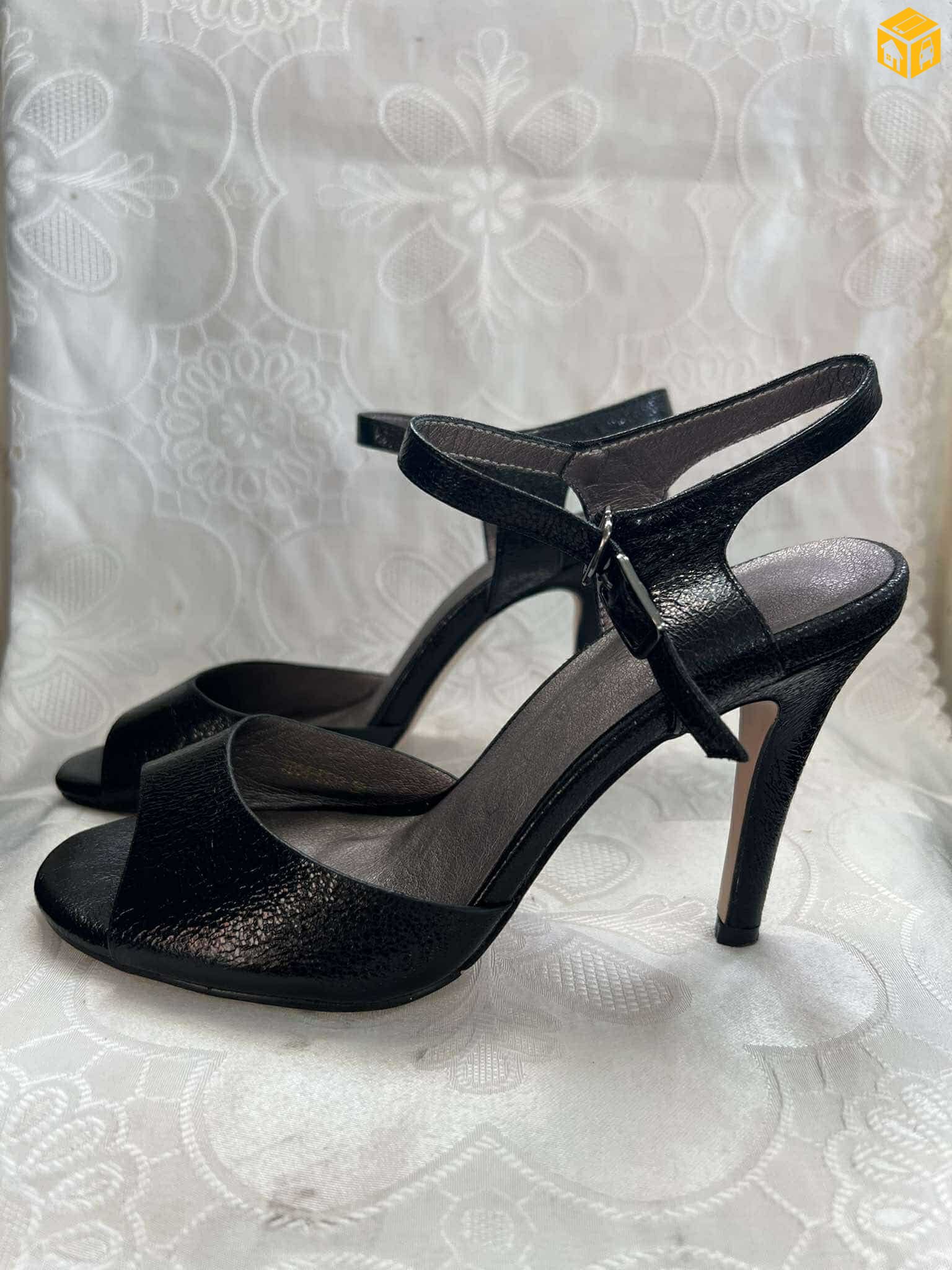 өсгийтэй гутал