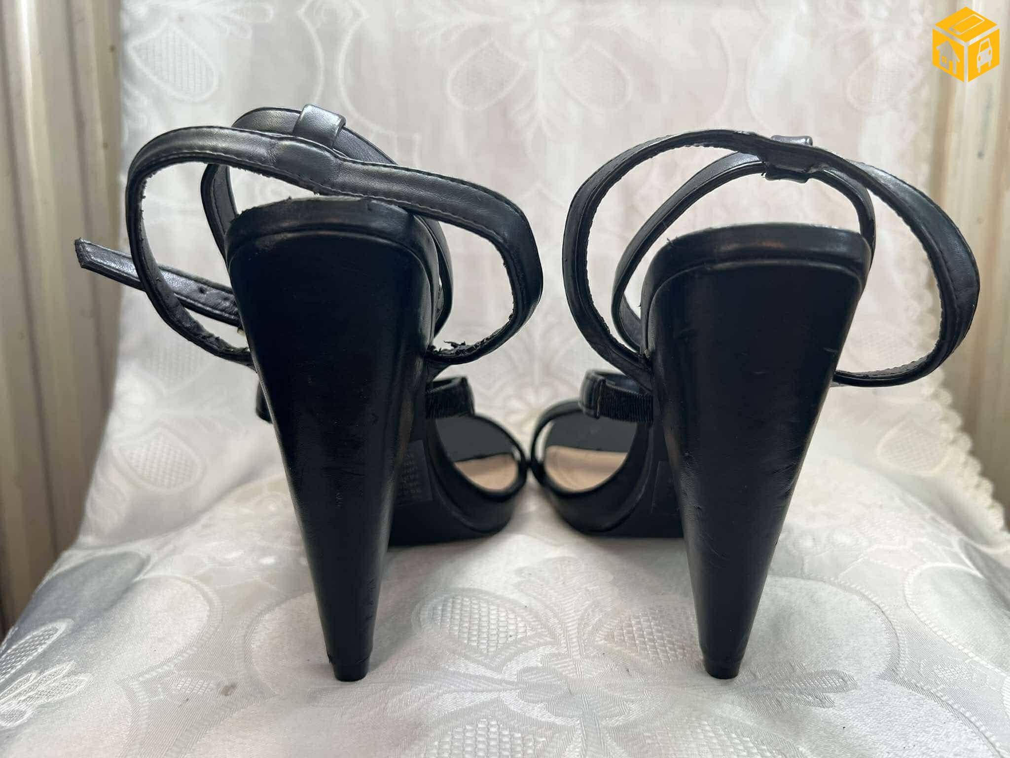 өсгийтэй гутал