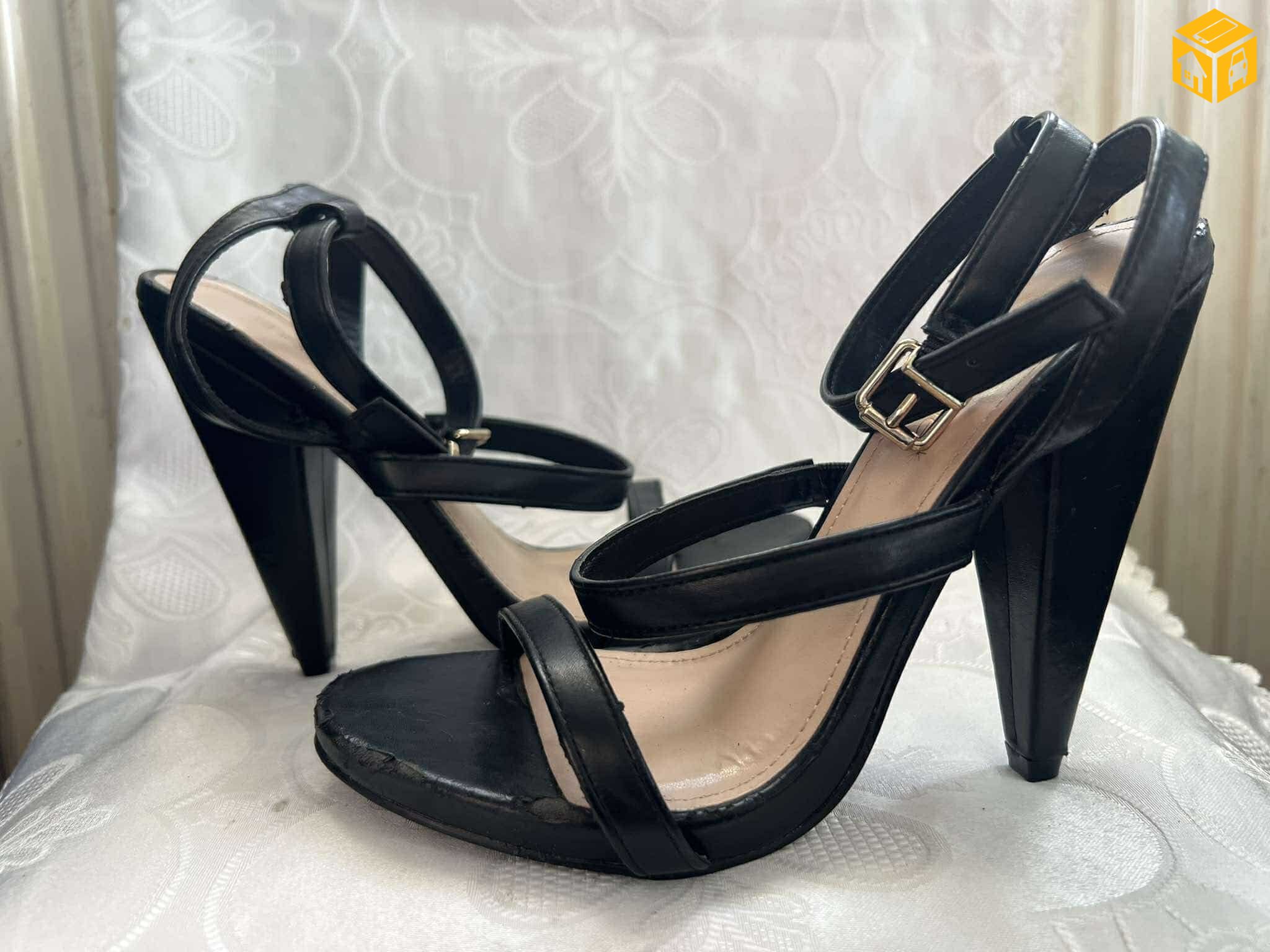 өсгийтэй гутал