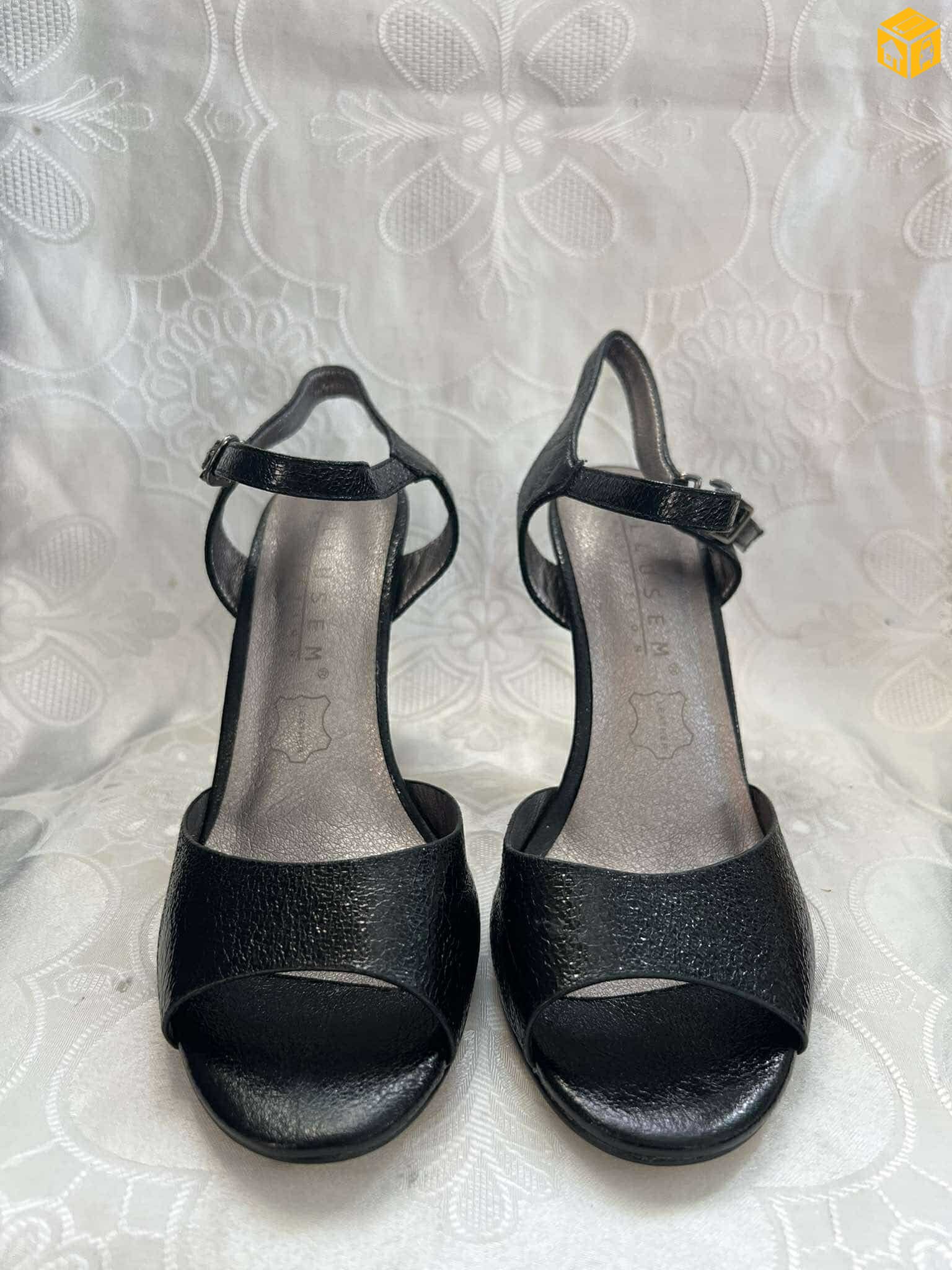 өсгийтэй гутал