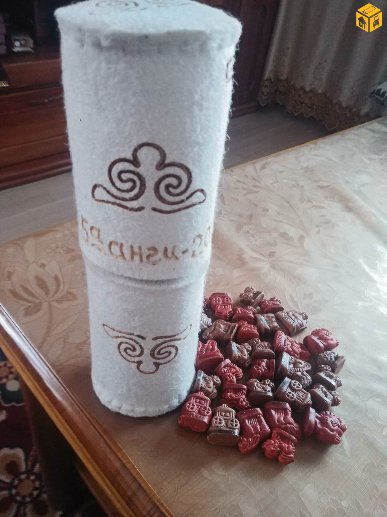 эсгий гэр, дэвсгэртэй шатар зарна.