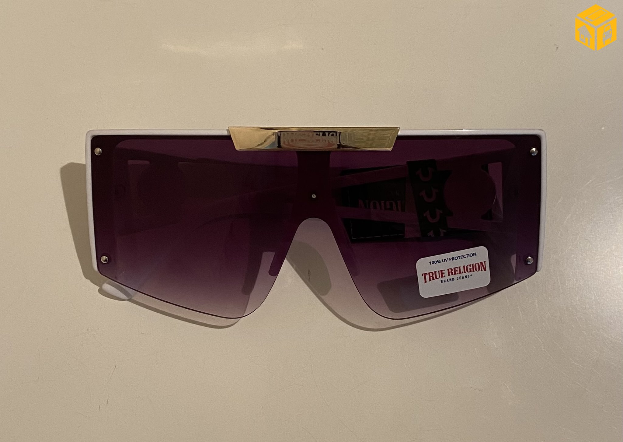 Нүдний шил. True Religion .