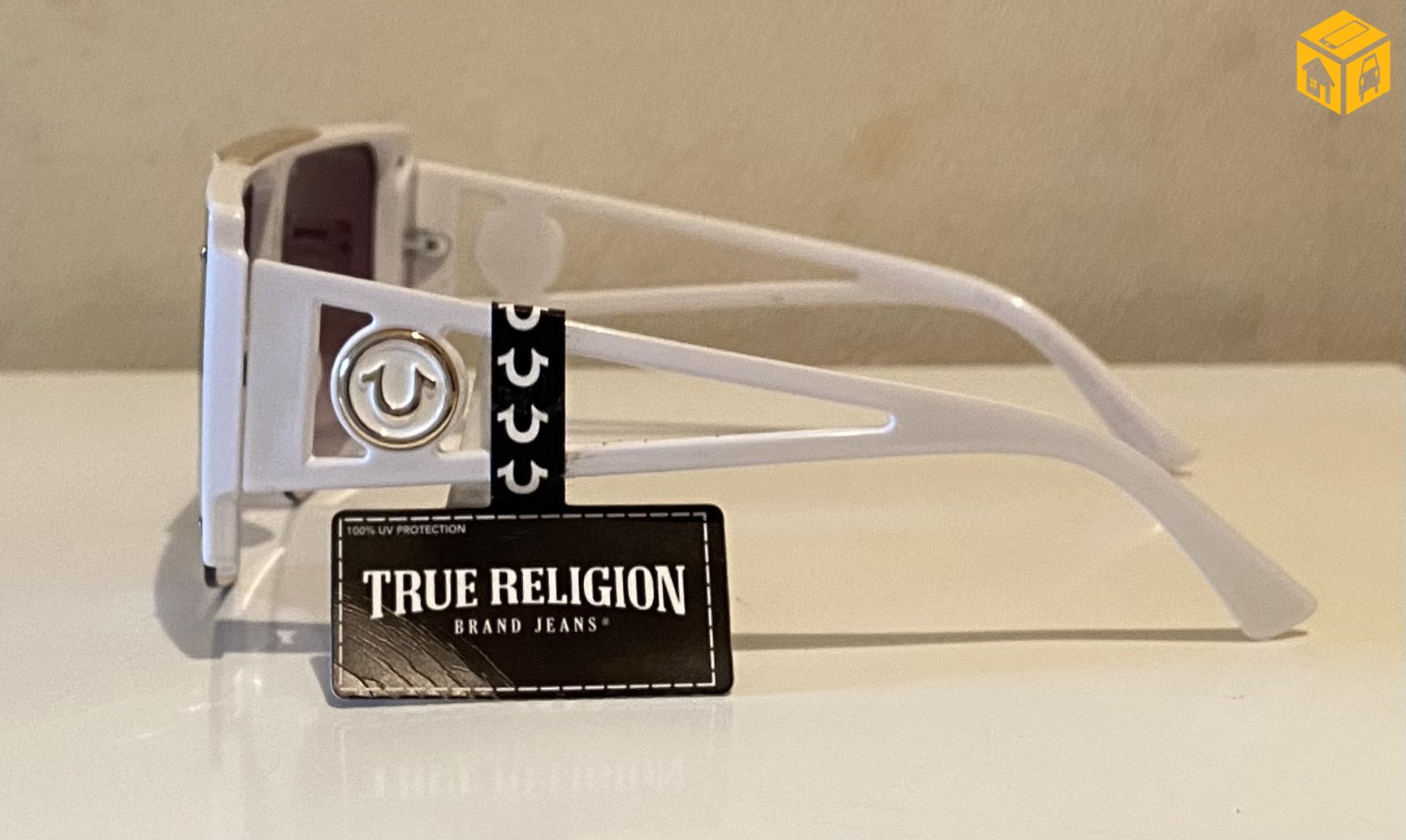 Нүдний шил. True Religion .