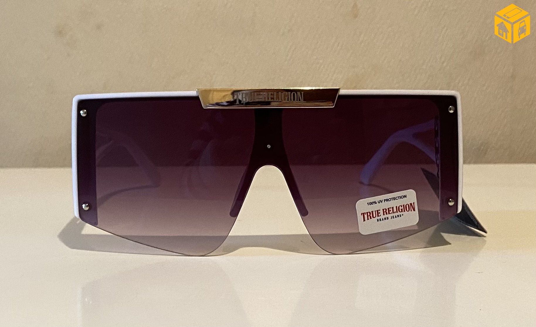 Нүдний шил. True Religion .