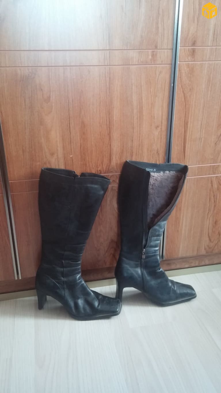 эмэгтэй өвлийн гутал зарна.