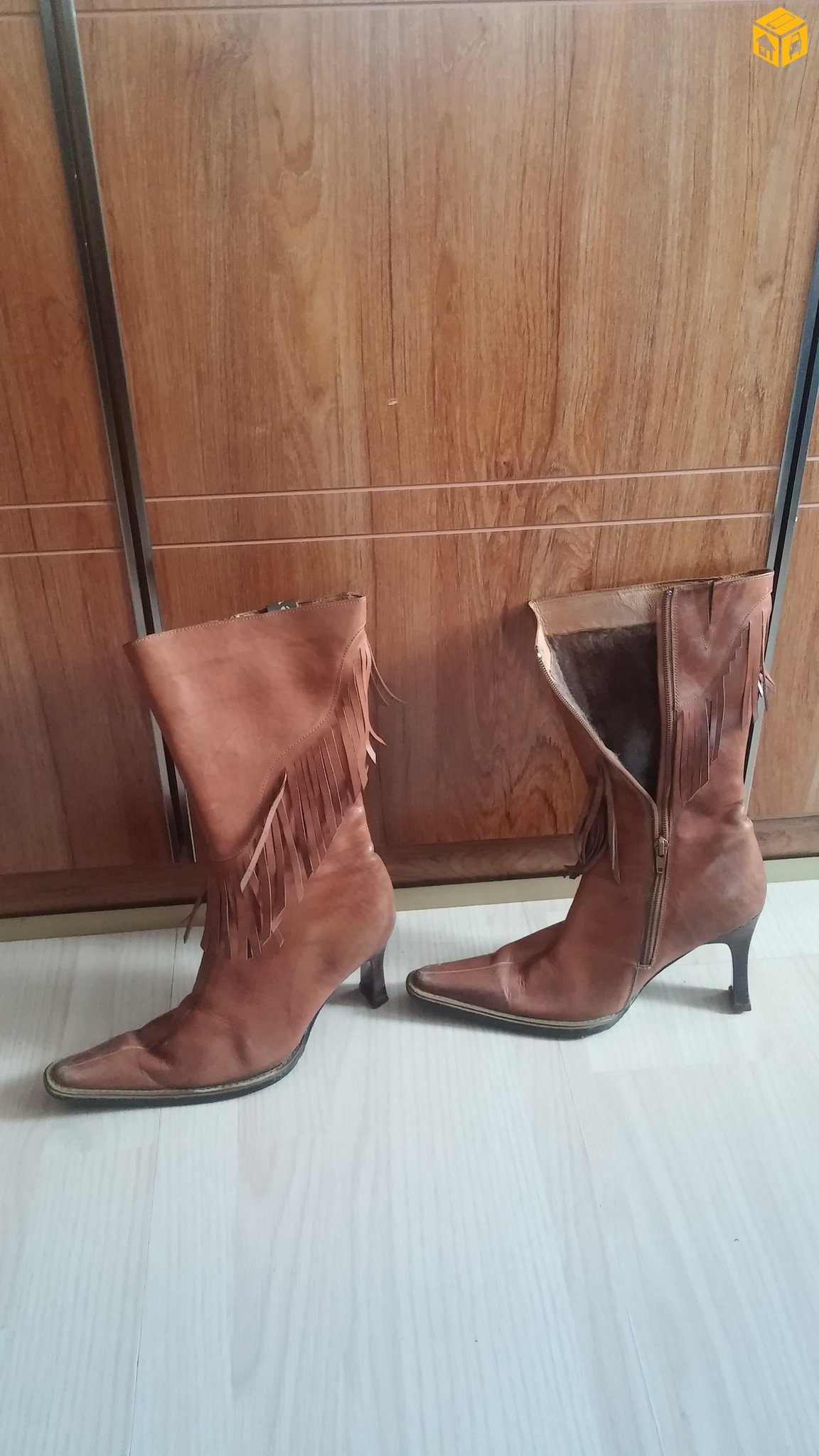 эмэгтэй Levis гутал зарна.