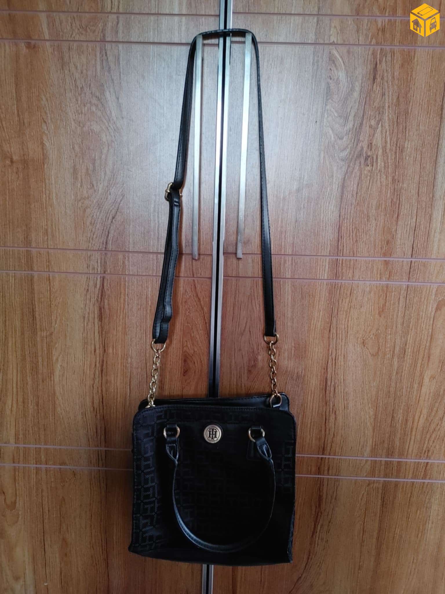 хар цүнх зарна.