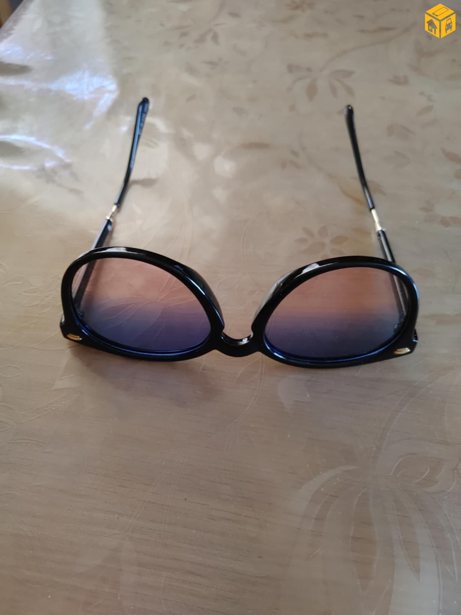 нүдний шил зарна.