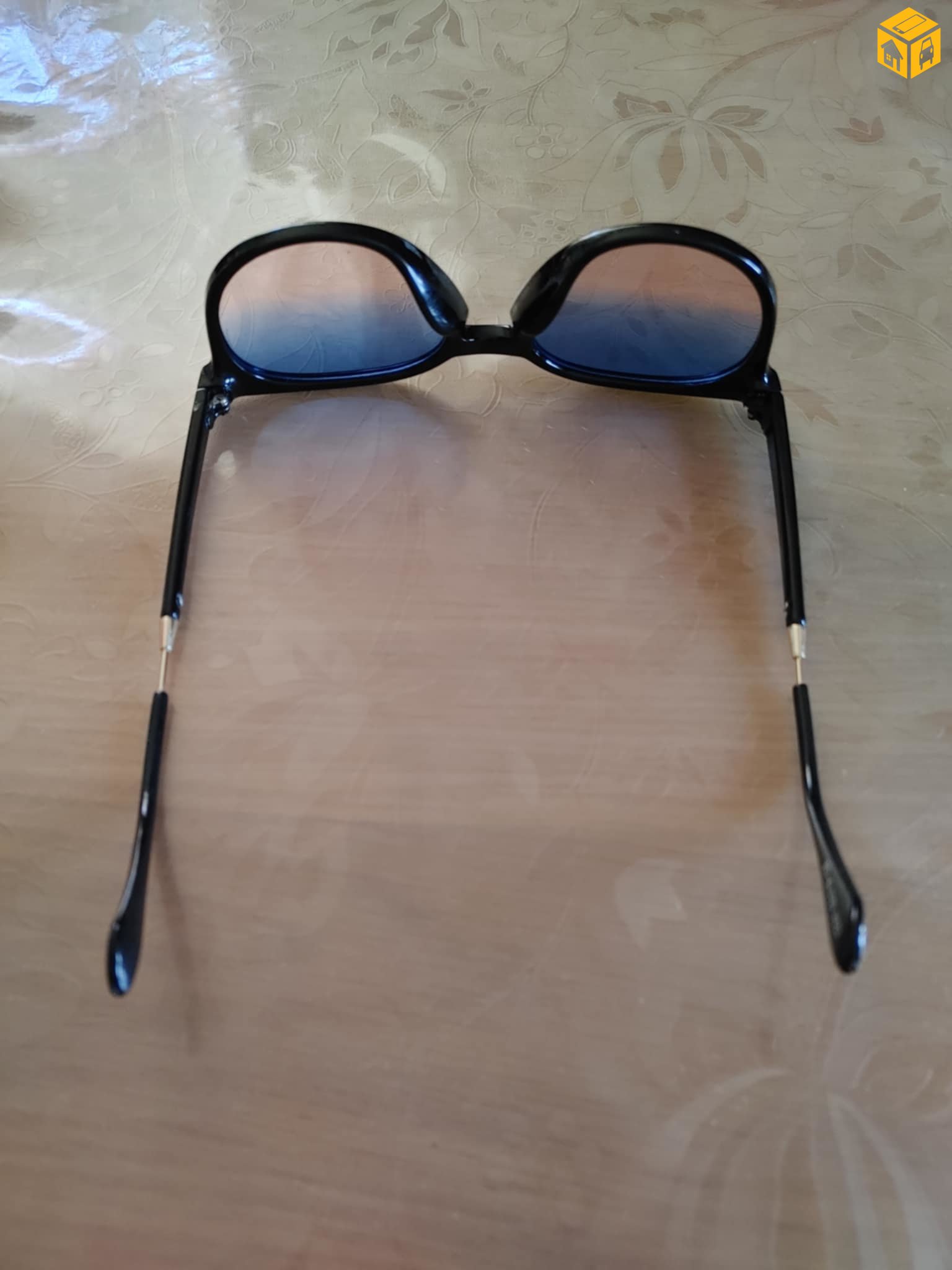 нүдний шил зарна.