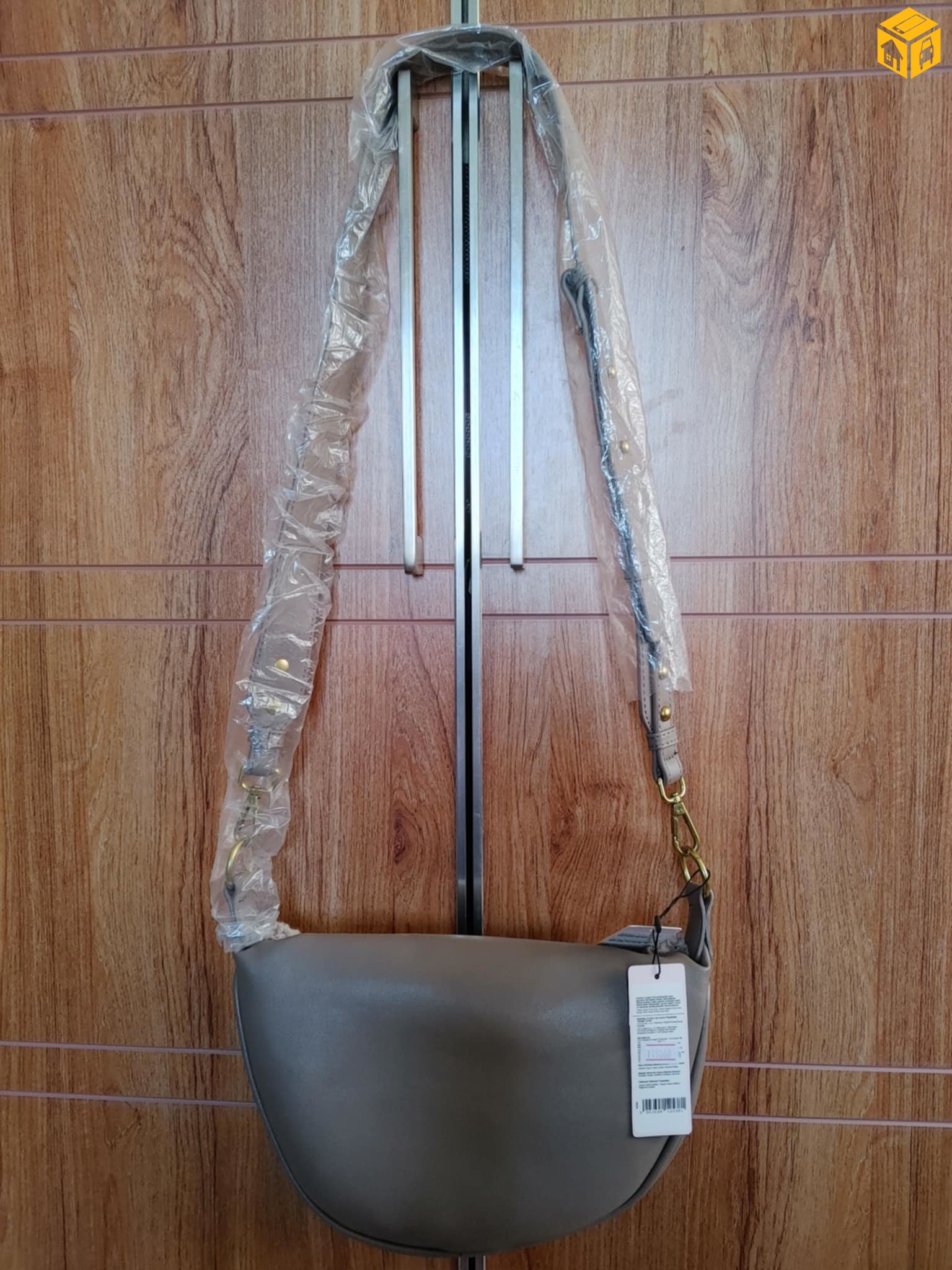 бэйж өнгөтэй цүнх зарна.