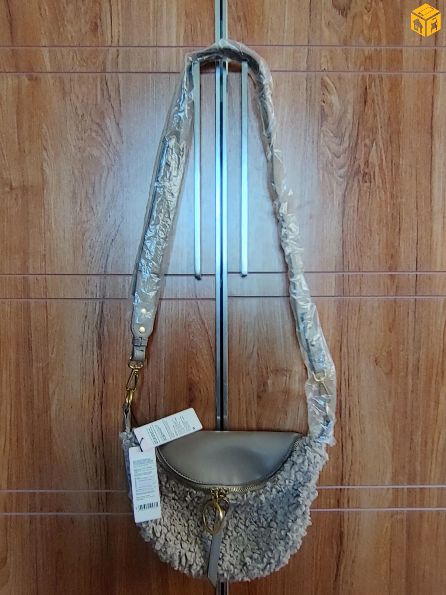 бэйж өнгөтэй цүнх зарна.