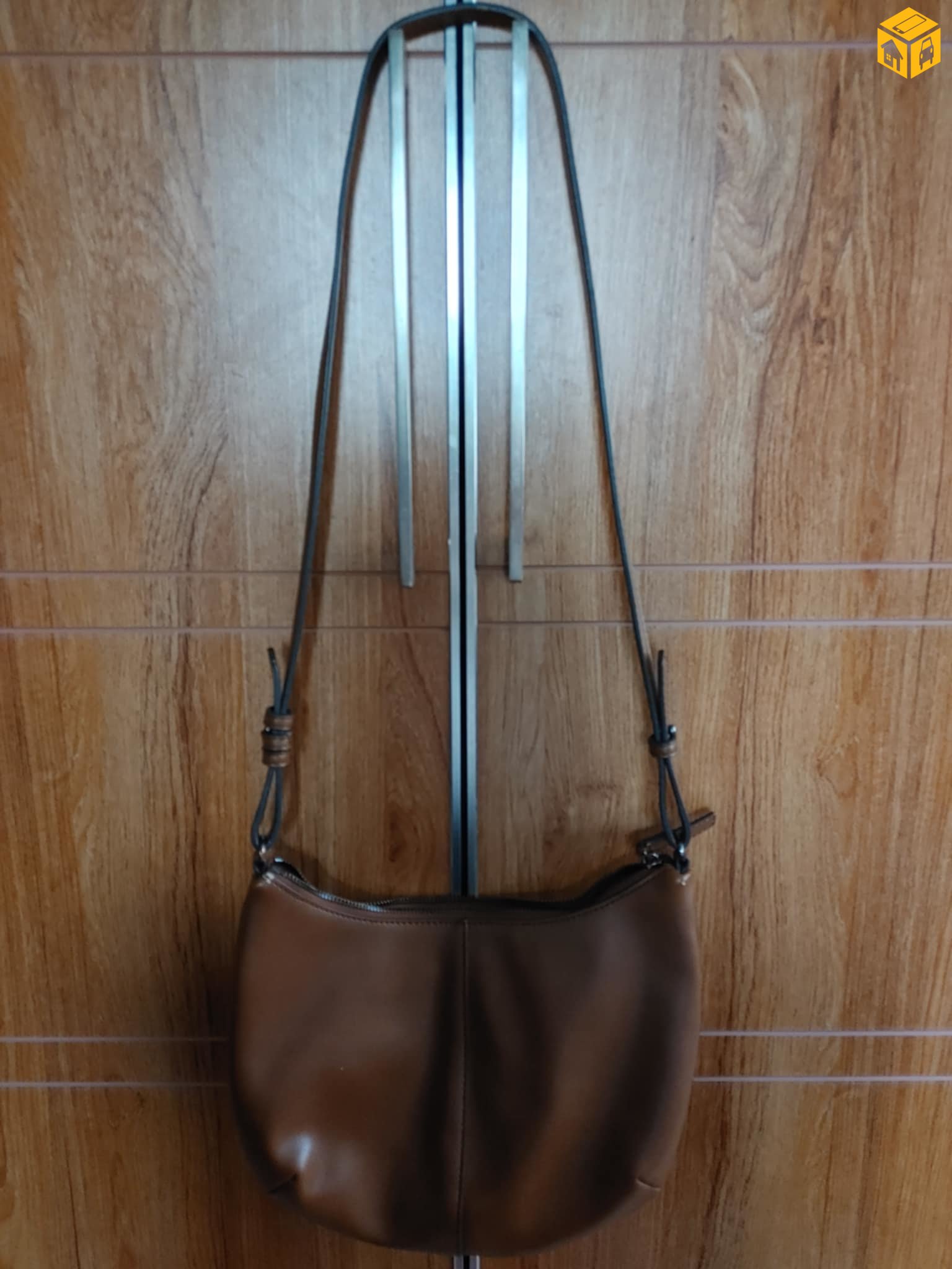 бор шаргал өнгөтэй цүнх зарна.