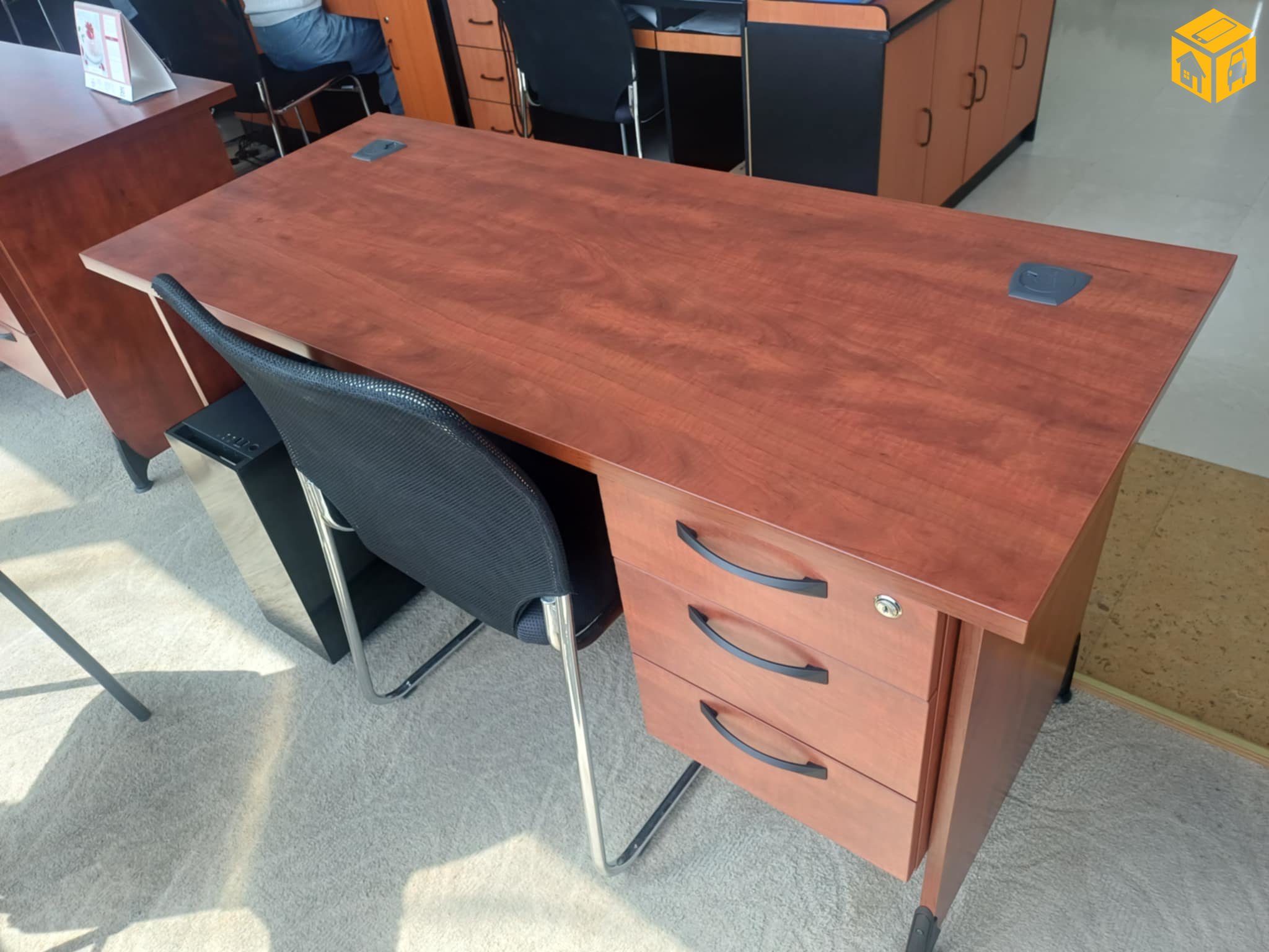 Оффис ширээ, сандал, шкаф, тавилга зарна.