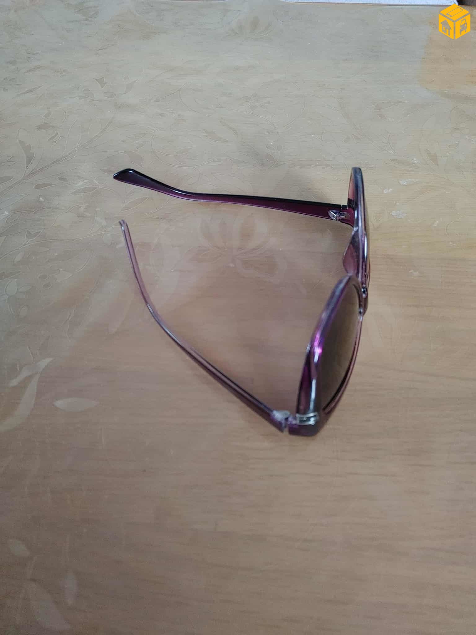 үзмэн ягаан өнгөтэй рамтай нарны шил зарна